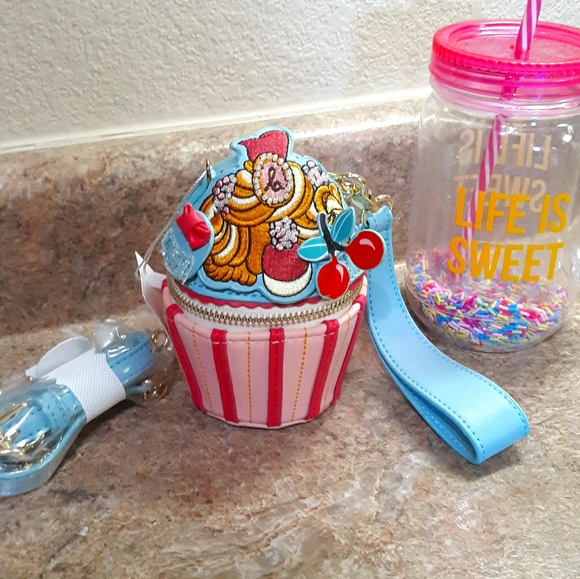 New Cupcake Wristlet Bag - Picture 2 of 11